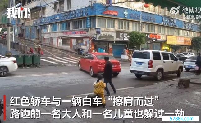 红车坡上倒滑险撞白车 路东说念主躲过一劫